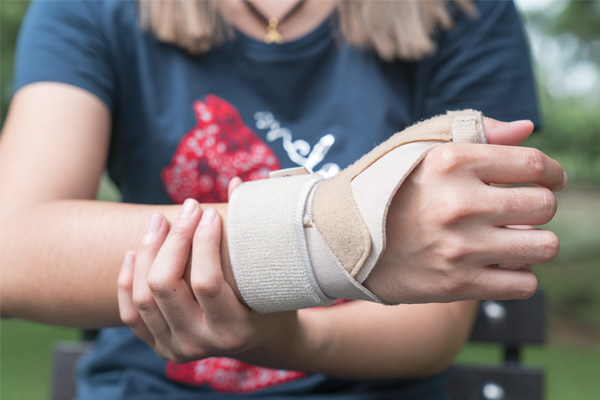 A wrist brace with a thumb spica is the best way to keep the thumb immobilised during treatment