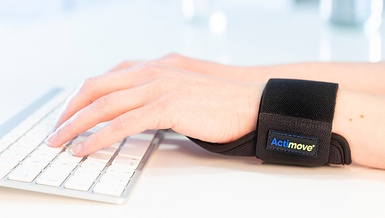 The Actimove Everyday Carpal Tunnel Wrist Support leaves the fingers free for typing The Actimove Everyday Carpal Tunnel Wrist Support leaves the fingers free for typing